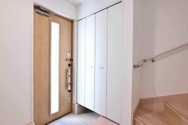 【玄関】 | クレイドルガーデン　大泉町吉田第12 | 大型のシューズボックスがあるので、家族全員の靴をしっかり収納！玄関スッキリ！