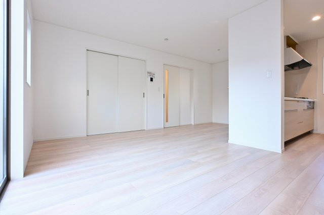 【居間・リビング】 | クレイドルガーデン　大泉町吉田第12 | 日当たりがよく広いリビングは家族が自然と集まる居心地の良い空間です♪