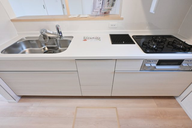 【キッチン】 | クレイドルガーデン　大泉町吉田第12 | 対面タイプならキッチン内にいながらご家族やお客様との会話が楽しめます