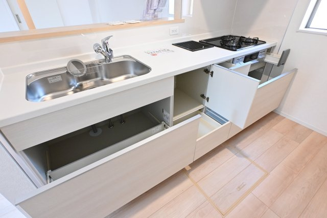 【キッチン】 | クレイドルガーデン　大泉町吉田第12 | スライド収納付きシステムキッチン。パスタ鍋や圧力鍋の出し入れもスムーズ！