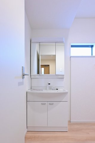 【独立洗面台】 | クレイドルガーデン　大泉町吉田第12 | 3面ミラーの後ろは収納スペースを完備。生活感のあるものは隠して、スッキリシンプルな洗面台に！