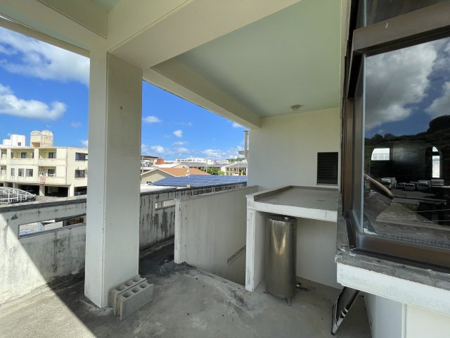 糸満市字糸満中古戸建の設備|1階は駐車場、で外階段から2階の居室へ