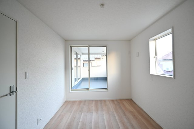 【洋室】 | クレイドルガーデン　大泉町吉田第12 | 寛ぎの時間を紡ぎだす主寝室。大型ベッドを置いても余裕です。