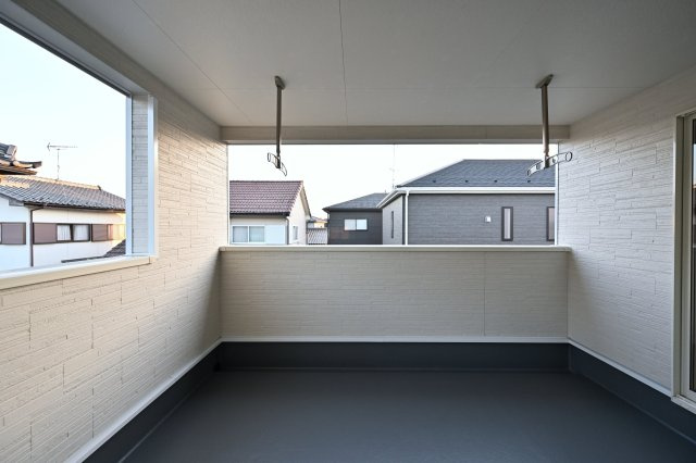 【バルコニー】 | クレイドルガーデン　大泉町吉田第12 | 屋根付きワイドバルコニーなので、急な雨の時も安心♪竿受けも設置済み！