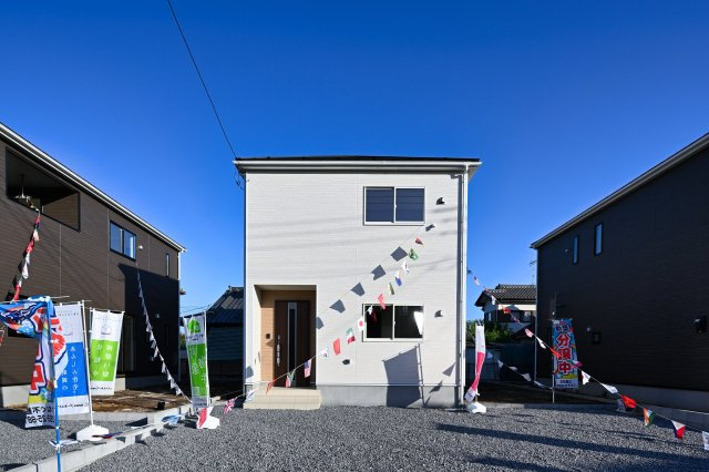 【外観】 | クレイドルガーデン　大泉町吉田第12 | スッキリクリアな青空に映えるエクステリア！
日当たり良好な立地です♪