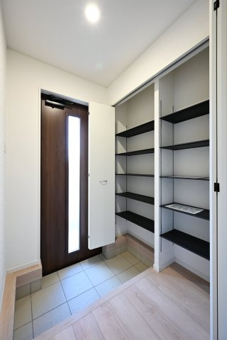 【玄関】 | クレイドルガーデン　大泉町吉田第12 | 大型のシューズボックスがあるので、家族全員の靴をしっかり収納！玄関スッキリ！