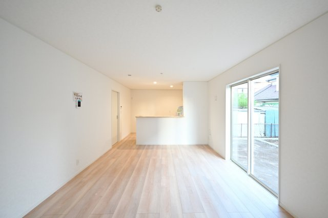 【居間・リビング】 | クレイドルガーデン　大泉町吉田第12 | 日当たりがよく広いリビングは家族が自然と集まる居心地の良い空間です♪