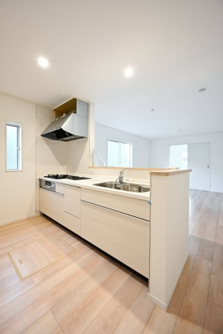 【キッチン】 | クレイドルガーデン　大泉町吉田第12 | 対面タイプならキッチン内にいながらご家族やお客様との会話が楽しめます