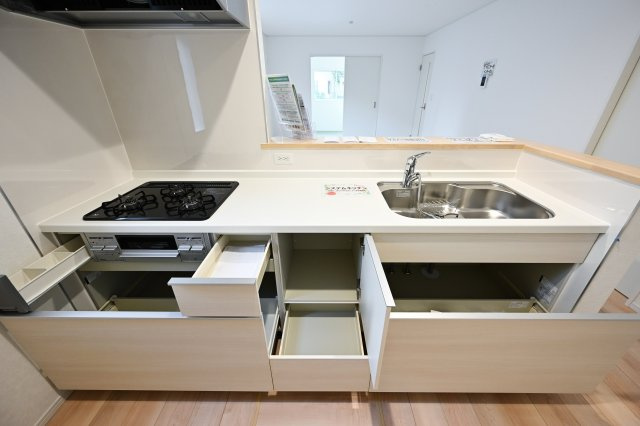 【キッチン】 | クレイドルガーデン　大泉町吉田第12 | スライド収納付きシステムキッチン。パスタ鍋や圧力鍋の出し入れもスムーズ！