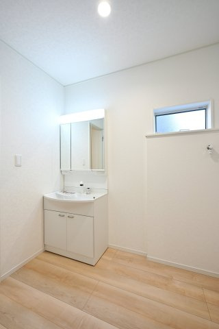 【独立洗面台】 | クレイドルガーデン　大泉町吉田第12 | 3面ミラーの後ろは収納スペースを完備。生活感のあるものは隠して、スッキリシンプルな洗面台に！