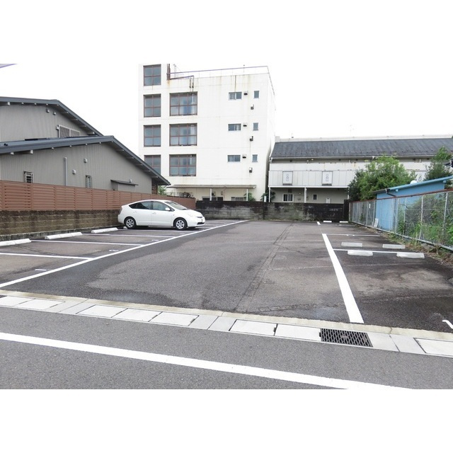 加納鉄砲町2丁目ニュース駐車場の外観