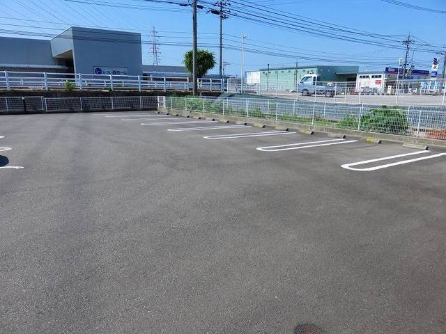 メゾン・アイリスの駐車場|車をお持ちの方に嬉しい駐車場付きの物件です