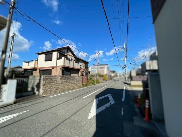 和歌山市東高松3丁目　中古戸建の前面道路含む現地写真