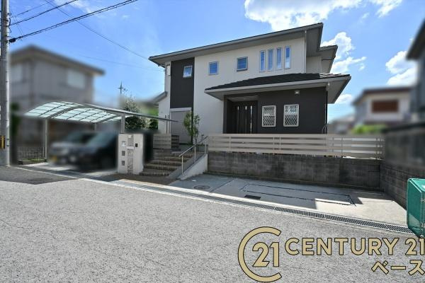 北葛城郡上牧町桜ケ丘２丁目の中古一戸建の外観|■現地撮影写真■敷地面積は７０坪以上！広々したお庭でBBQなど楽しめます！タマホーム施工の設備充実の邸宅です！お気軽にお問い合わせください！