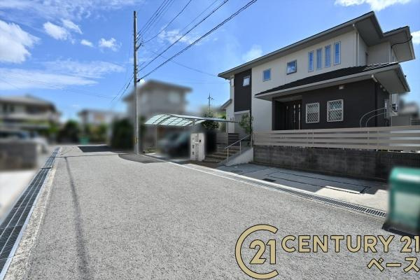 北葛城郡上牧町桜ケ丘２丁目の中古一戸建の前面道路含む現地写真|■現地撮影写真■前面道路約６ｍでお車の出し入れも楽々！