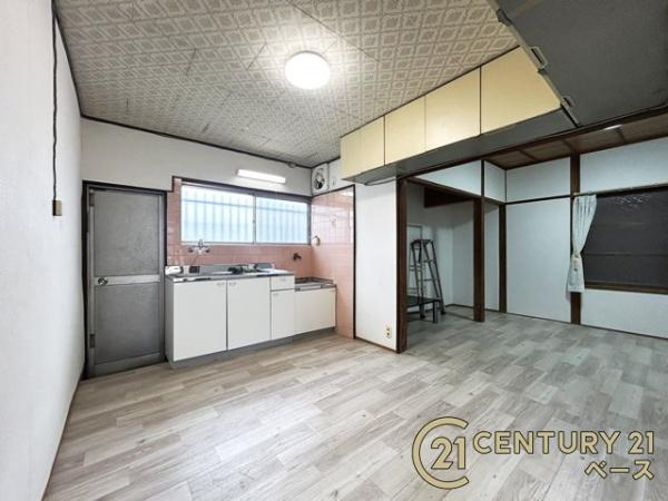 北葛城郡広陵町弁財天　一戸建のキッチン|■現地撮影写真■広々キッチンでお料理もスムーズ！