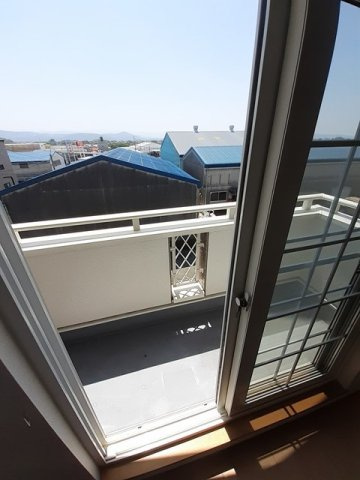 サンライズ憩　Ⅰのバルコニー|開放的で明るい空間を演出してくれるバルコニーです