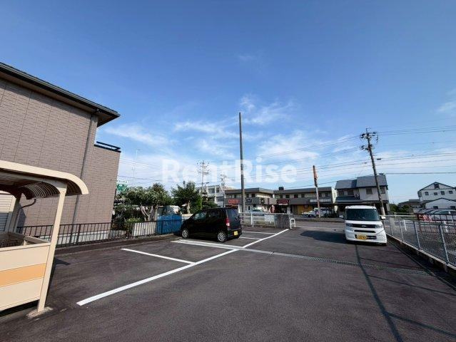 ウエストビレッジマーサの駐車場