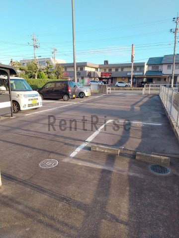 ウエストビレッジマーサの駐車場