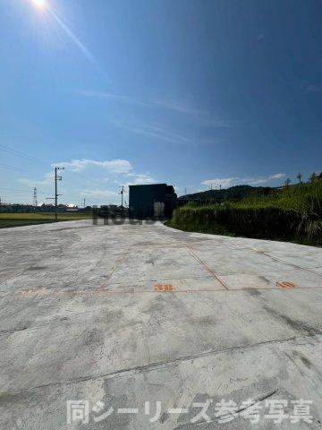 和歌山市鳴神のアパートの駐車場
