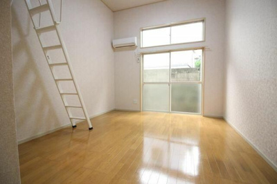 【居間・リビング】 | ピアヴァレイ | ゆったりとした居間です