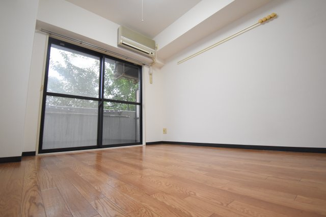 ドミトリーゴコーの洋室