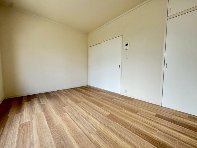 稲城市東長沼のアパートの洋室