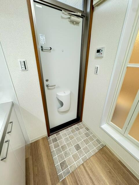 稲城市東長沼のアパートの玄関