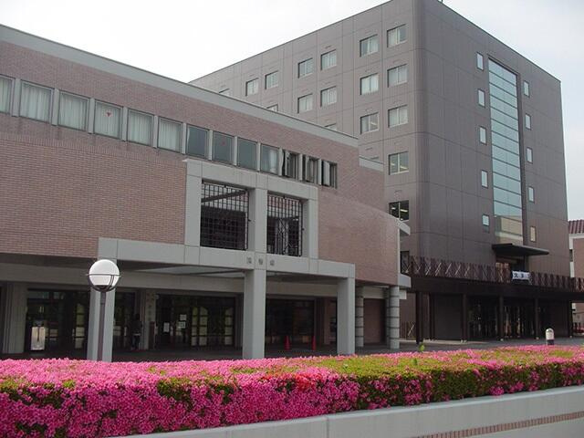 稲城市東長沼のアパートの外観