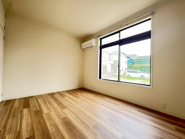 稲城市東長沼のアパートの居間・リビング