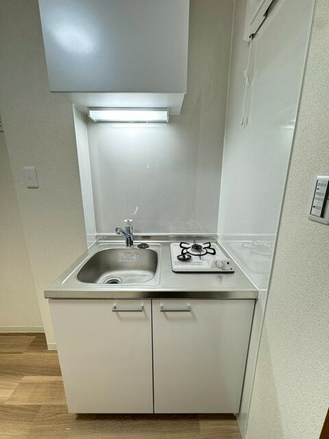 稲城市東長沼のアパートのキッチン