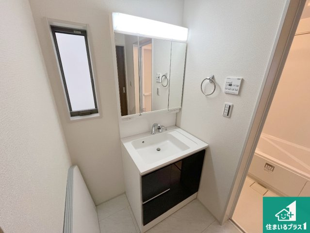 加古川市東神吉町神吉　第10期　新築一戸建ての独立洗面台|清潔感のある洗面台です。フラットな鏡は掃除がしやすく毎日清潔！鏡裏には収納があるのでスッキリとした洗面台が保てます。