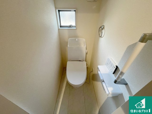 加古川市東神吉町神吉　第10期　新築一戸建てのトイレ|1・2階の2ヶ所にあるので、朝の忙しい時間の順番待ちもなく、深夜の利用にも大変便利です。