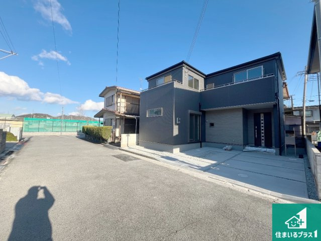 加古川市東神吉町神吉　第10期　新築一戸建ての前面道路含む現地写真|周辺は閑静な住宅街！前面道路広々で車の出し入れも便利です。駐車が苦手な方でも安心して車庫入れできます！