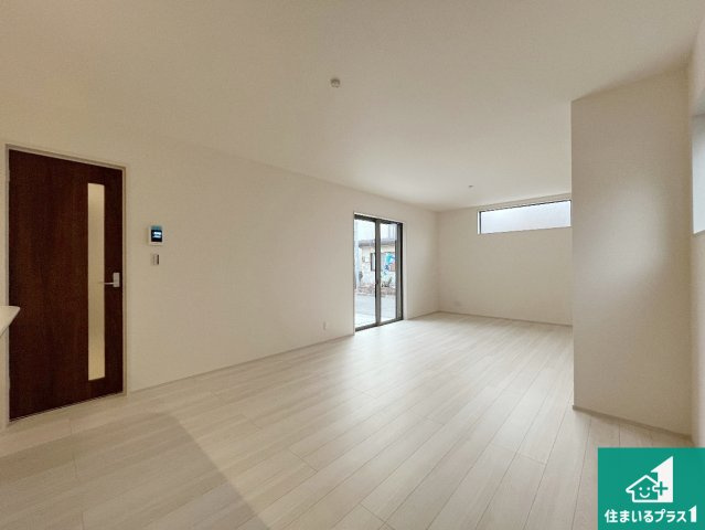 加古川市東神吉町神吉　第10期　新築一戸建ての居間・リビング|日当たり良好の明るいリビングで朝の目覚めもスッキリできそう！対面キッチンでご家族のコミュニケーションも自然と増える設計！小さなお子様が遊ぶスペースを作っても広々とくつろげるLDK！