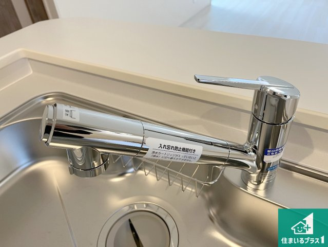 加古川市東神吉町神吉　第10期　新築一戸建ての設備|浄水器を内蔵！炊飯時、お茶を作る時に安心してお水を使えます！お湯と冷水、浄水と原水、シャワーの切替えもワンタッチです！