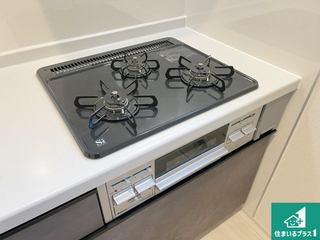 加古川市東神吉町神吉　第10期　新築一戸建ての設備|ダブル高火力Ｓｉセンサー付きコンロ！３口あるので、まとめて料理をする時も大活躍！