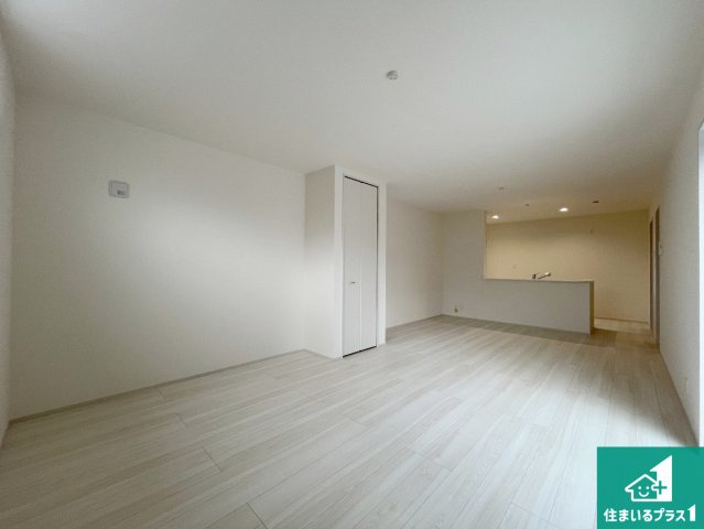 加古川市東神吉町神吉　第10期　新築一戸建ての居間・リビング|日当たり良好の明るいリビングで朝の目覚めもスッキリできそう！対面キッチンでご家族のコミュニケーションも自然と増える設計！小さなお子様が遊ぶスペースを作っても広々とくつろげるLDK！