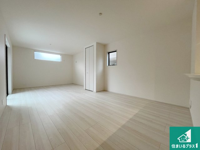 加古川市東神吉町神吉　第10期　新築一戸建ての居間・リビング|シンプルなリビングは、観葉植物等のインテリアを楽しめますね！パパ好みにも、ママ好みにも家具次第で雰囲気を変えることができます！