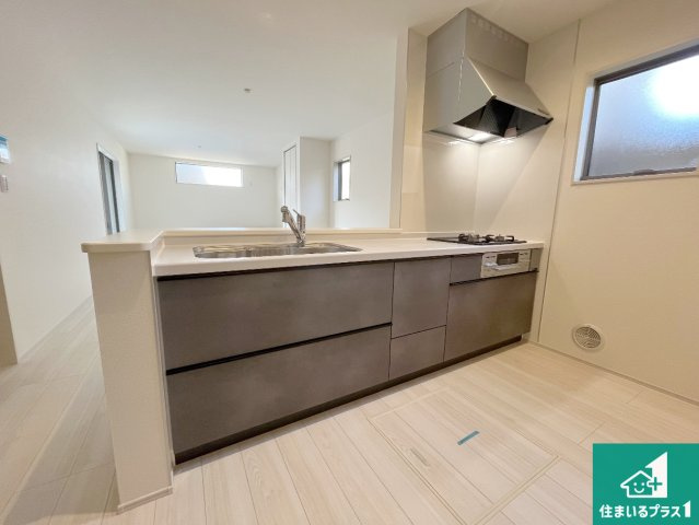 加古川市東神吉町神吉　第10期　新築一戸建てのキッチン|明るいリビングで朝の目覚めもスッキリできそう！対面キッチンでご家族のコミュニケーションも自然と増える設計！小さなお子様が遊ぶスペースを作っても広々とくつろげるLDK！