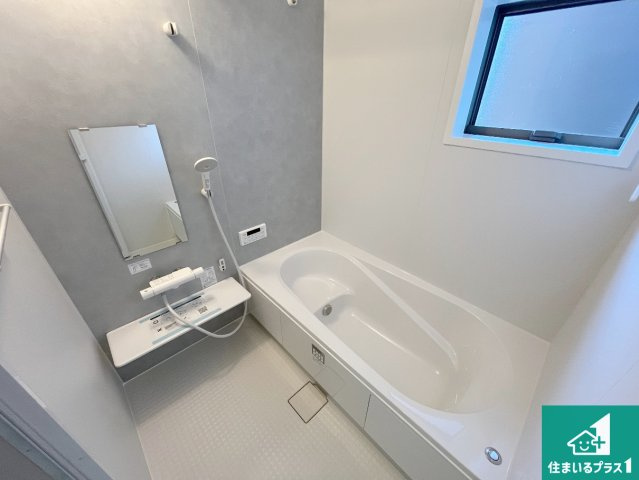 加古川市東神吉町神吉　第10期　新築一戸建ての浴室|足をゆったり伸ばして寛げる浴槽です。窓が設けられていますので差し込む光が明るく穏やかな雰囲気にしてくれます♪浴室乾燥機も設置しているので、雨の日の洗濯物も安心です♪