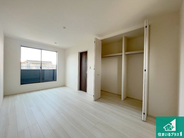 加古川市東神吉町神吉　第10期　新築一戸建ての洋室|寝室は心地よい眠りについてもらいたくて、シンプルかつ開放的な空間な設計にしています！大きな窓から差し込む日が心地いいです♪