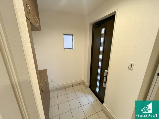 加古川市東神吉町神吉　第10期　新築一戸建ての玄関|シューズボックスにはたくさんの靴が収納できるので玄関周りはいつもスッキリ！ご家族が増えても安心！