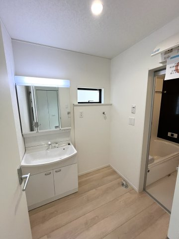 【洗面所】 | 赤崎小学校に通える新築戸建　山陽小野田市赤崎２丁目　第２－１号棟　クレイドルガーデン　アーネストワン | シャンプードレッサーはシャワーヘッドが伸びるタイプ