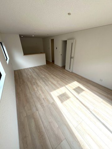 【居間・リビング】 | 赤崎小学校に通える新築戸建　山陽小野田市赤崎２丁目　第２－１号棟　クレイドルガーデン　アーネストワン | ゆったりとしたリビングは家族の団らんがはずみますね♪