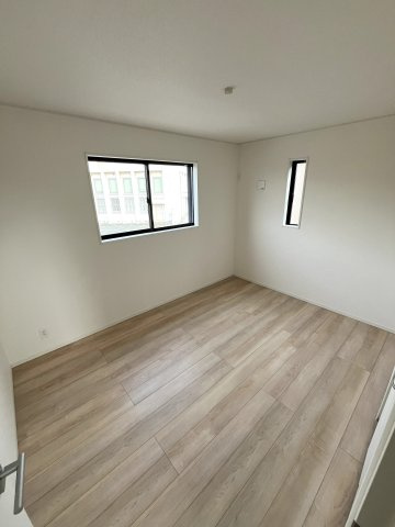 【洋室】 | 赤崎小学校に通える新築戸建　山陽小野田市赤崎２丁目　第２－１号棟　クレイドルガーデン　アーネストワン | ２面採光の明るいお部屋で健やかな毎日