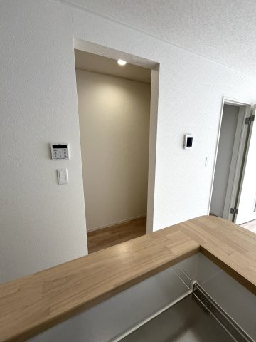 【収納】 | 赤崎小学校に通える新築戸建　山陽小野田市赤崎２丁目　第２－１号棟　クレイドルガーデン　アーネストワン | キッチン横にはうれしいパントリー