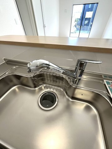 【キッチン】 | 赤崎小学校に通える新築戸建　山陽小野田市赤崎２丁目　第２－１号棟　クレイドルガーデン　アーネストワン | ビルトインタイプの浄水器付！ホースのように伸びるからお掃除も楽々