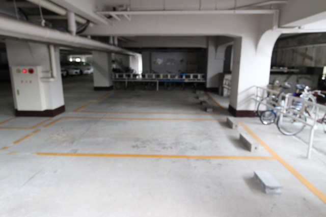 ユニハイツ朝霧の駐車場