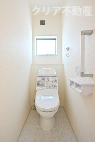 【トイレ】 | 太田市鳥山上町第4　リーブルガーデン | シャワー＆暖房便座付きのトイレです！